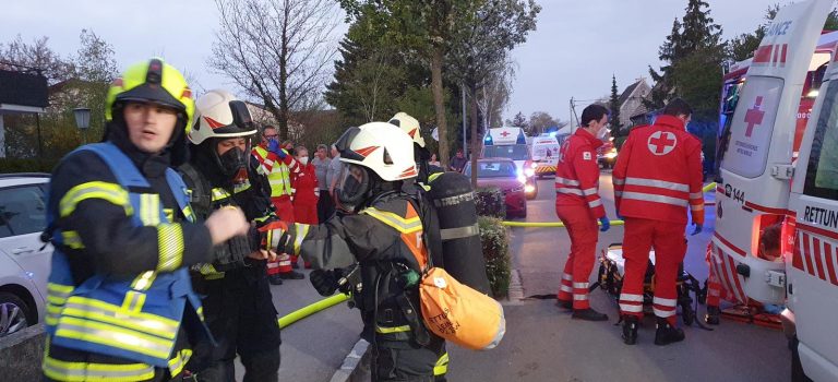 Flammen aus Kellerwohnung